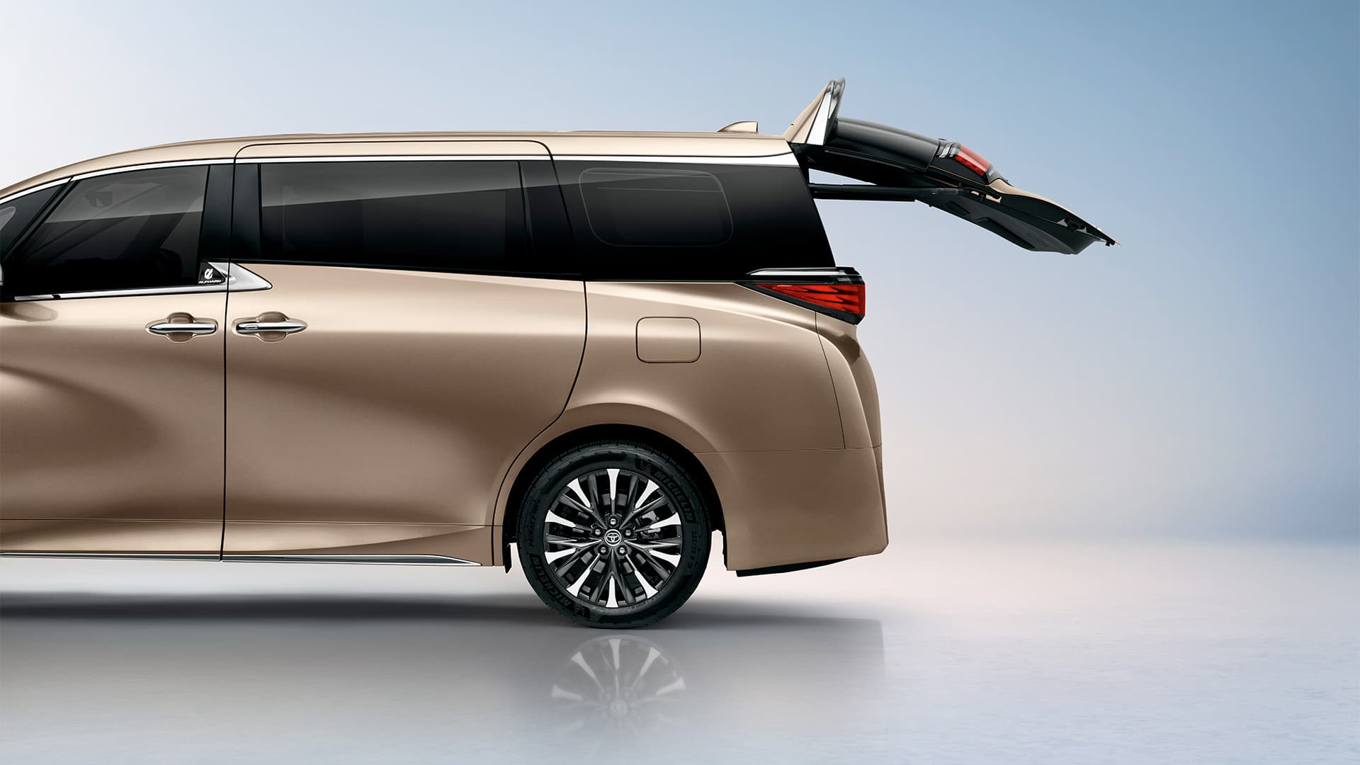Toyota Alphard Executive Lounge 后舱配置